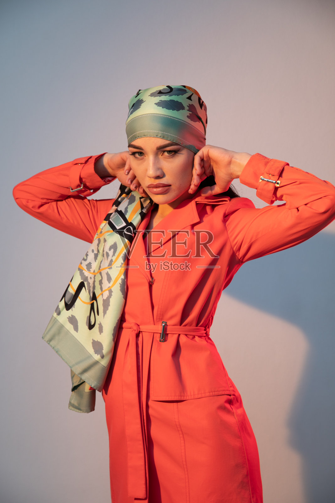 一个美丽的黑发女人的肖像在红色的礼服斗篷照片摄影图片