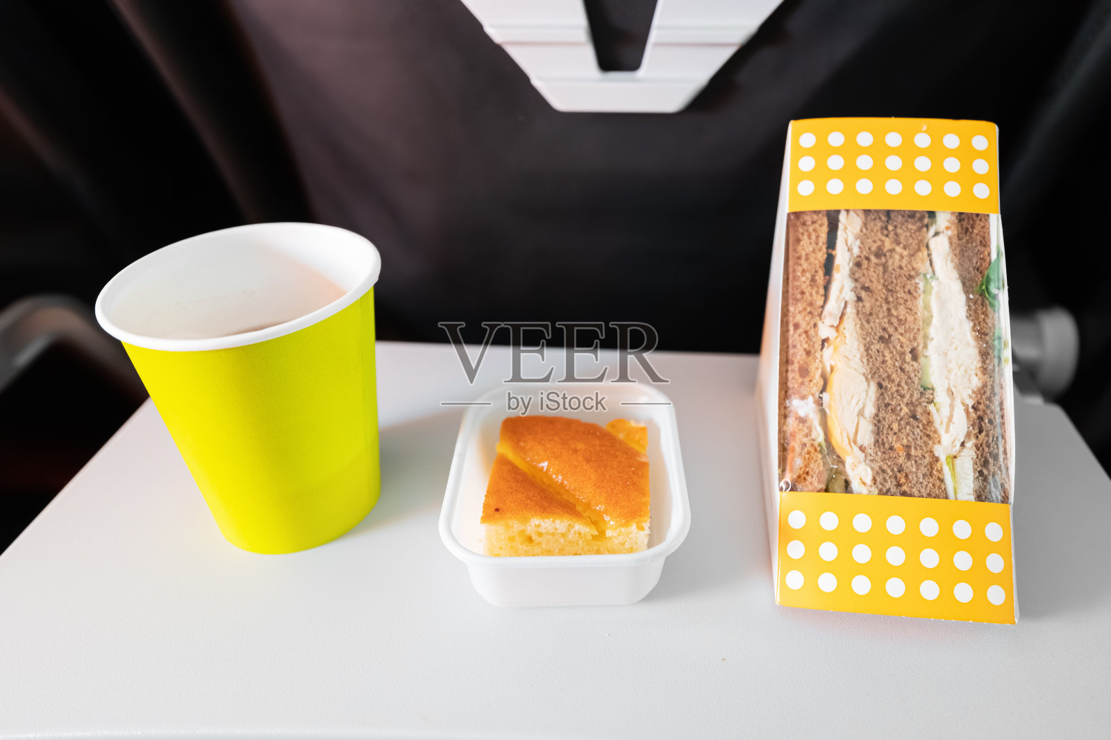 在飞机上的经济舱,装有健康的米饭和鱼晚餐。照片摄影图片