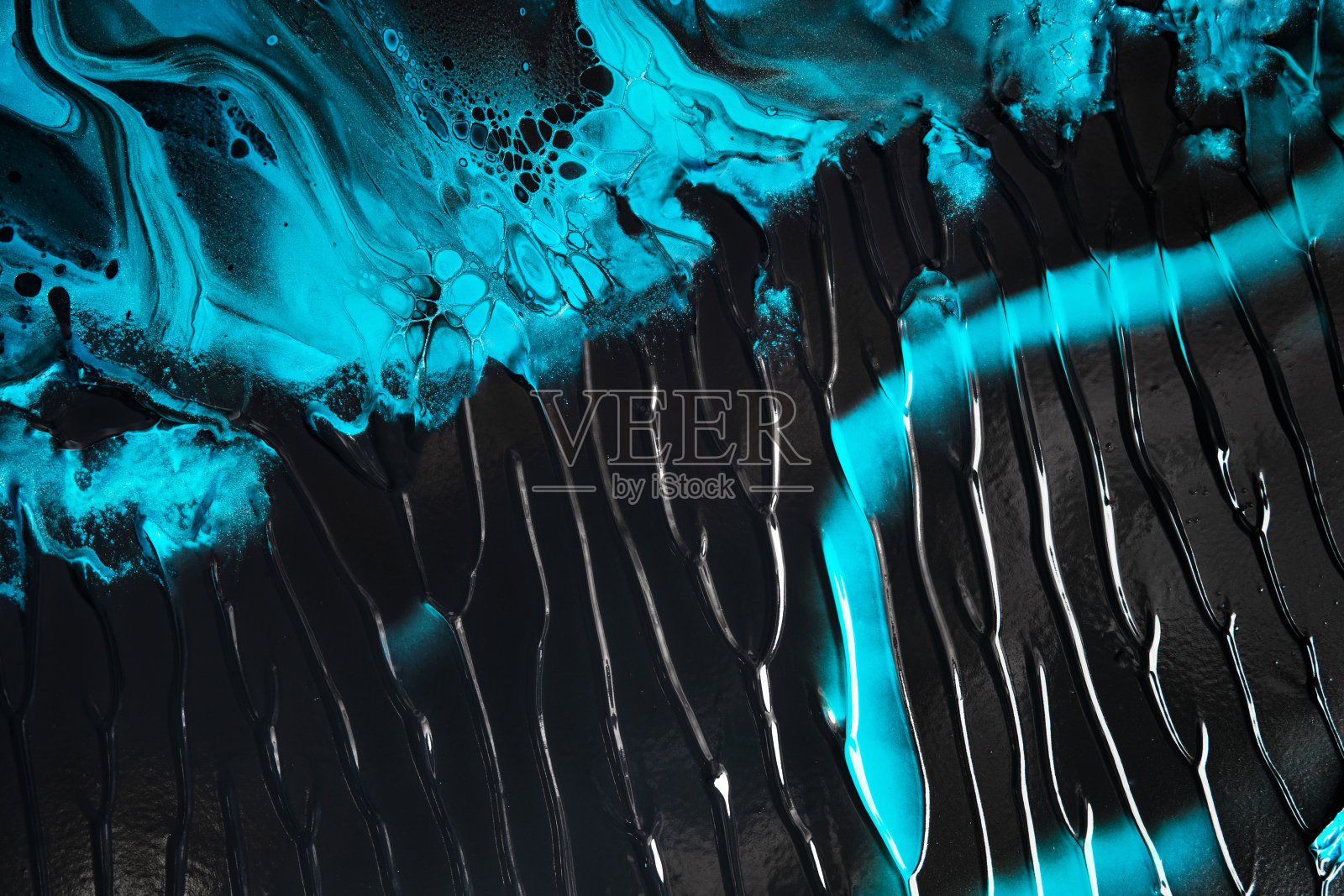 流体艺术。蓝色抽象波浪漩涡上的黑色背景。大理石效果的背景或纹理照片摄影图片