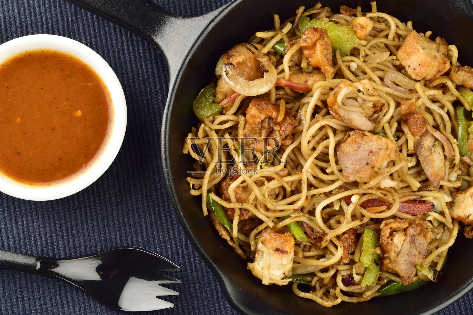 酱油鸡炒面的俯视图照片摄影图片