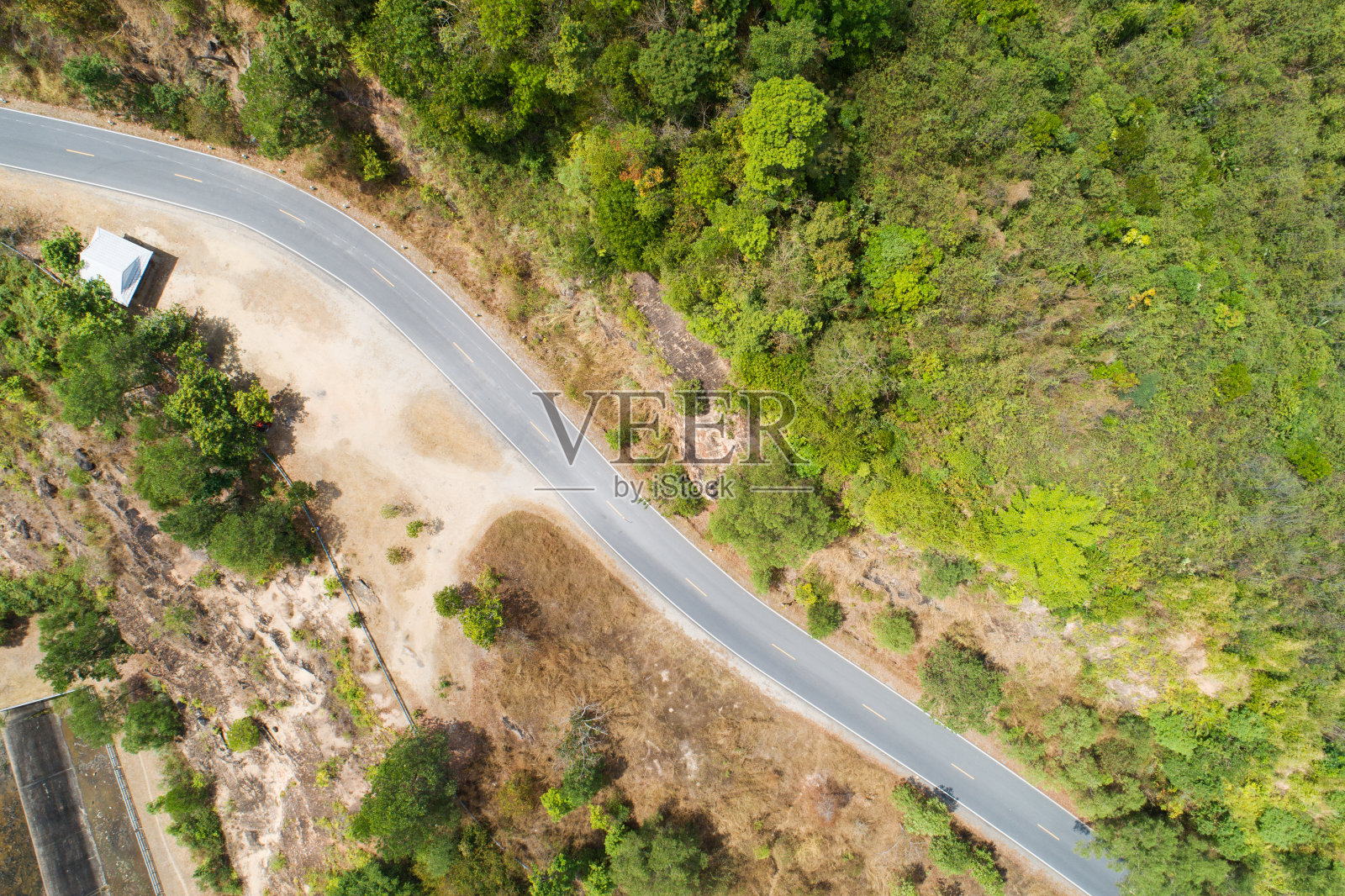 在春季的山路上旅行鸟瞰图道路弯曲建设到山上令人惊叹的从无人机相机的顶部向下的图像照片摄影图片