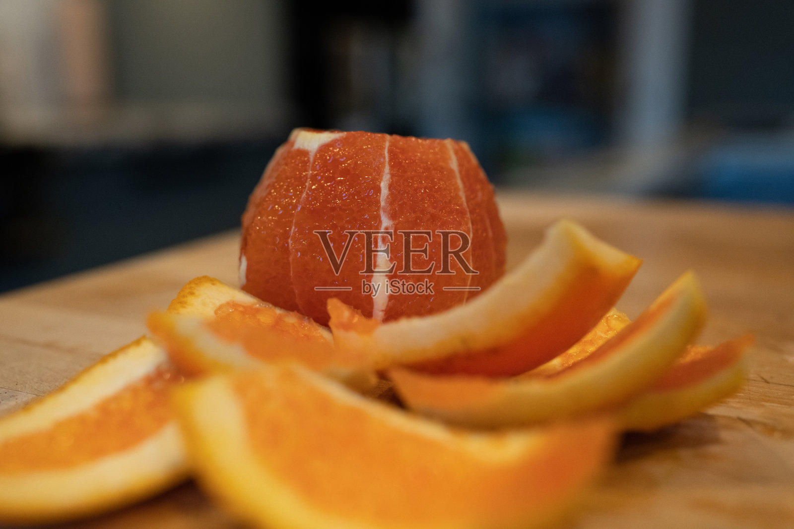 切菜板上去掉桔核的橘子照片摄影图片