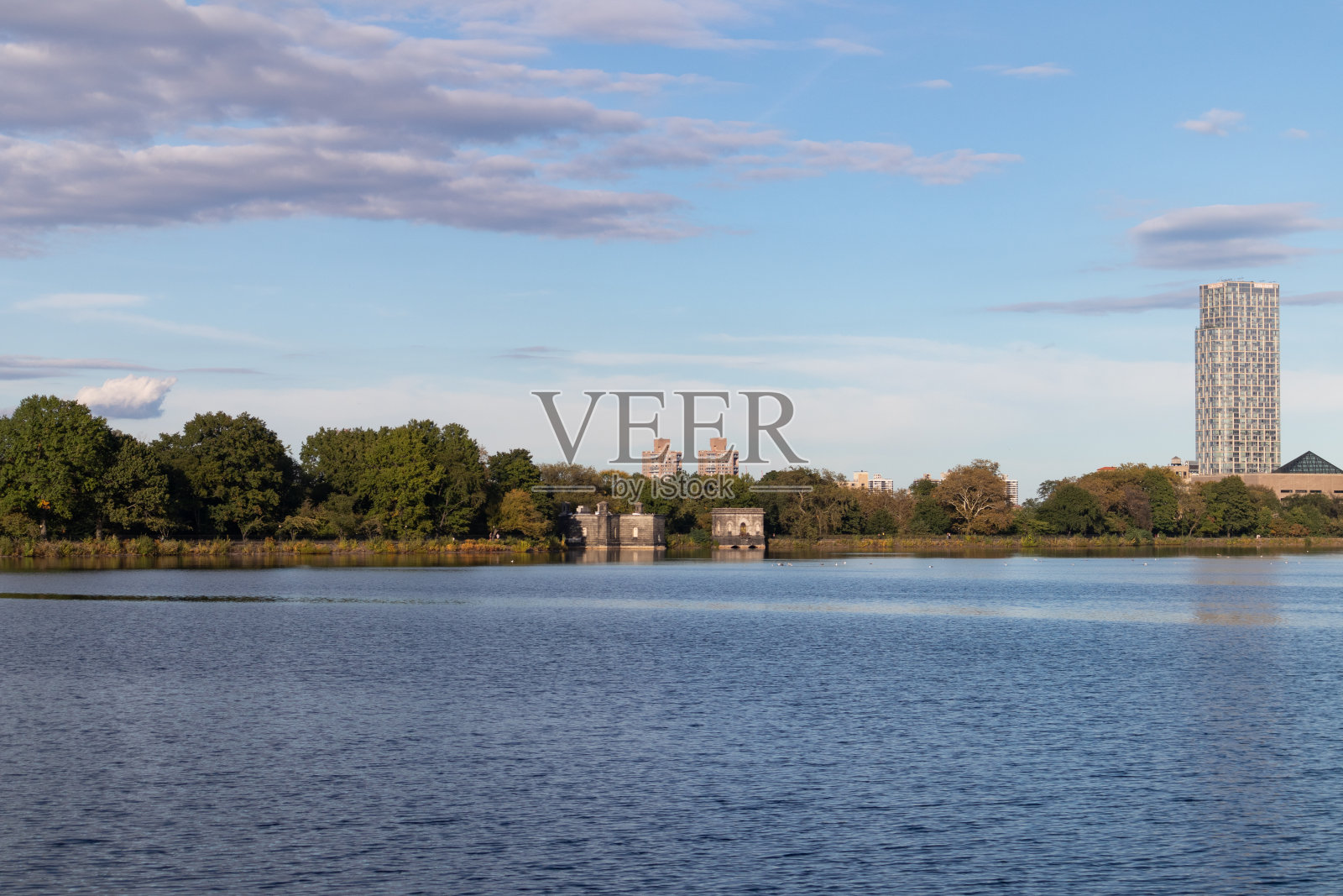 纽约市绿树蓝天的中央公园水库照片摄影图片