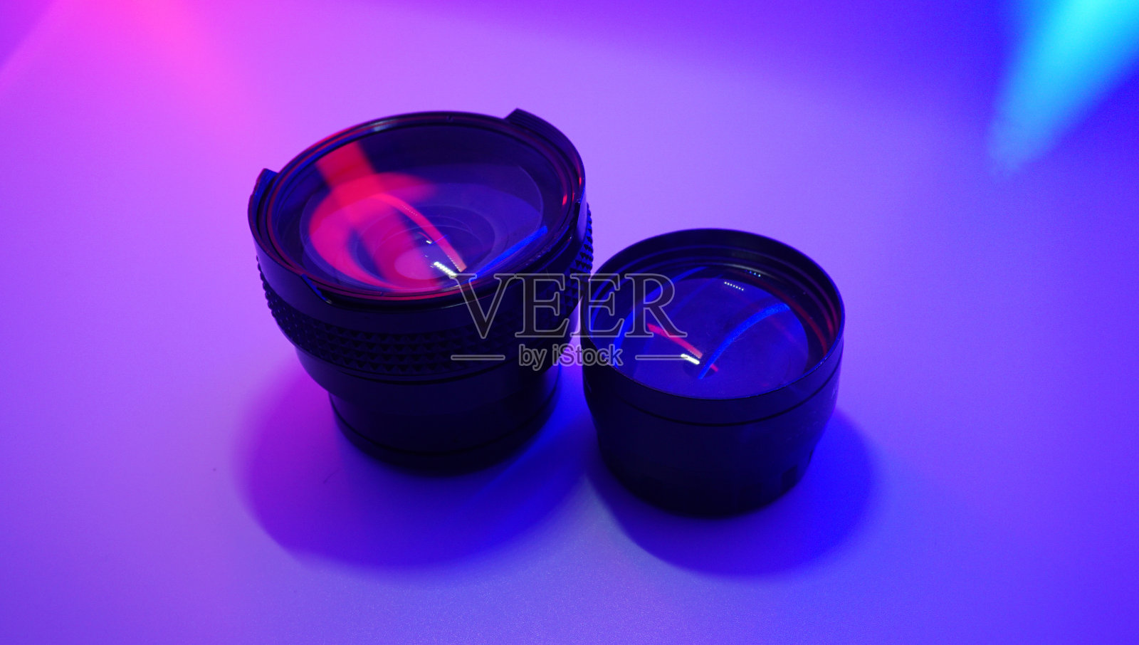 两个镜头在弱光下播放照片摄影图片