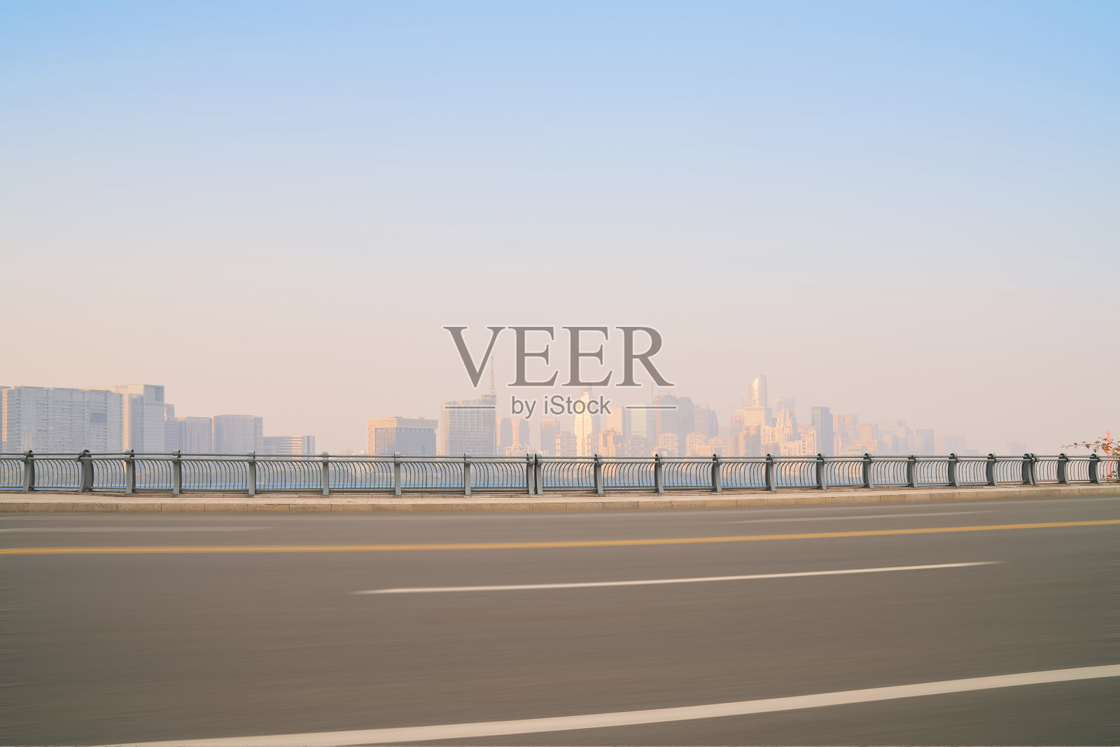 中国浙江省杭州市拍摄了现代城市建筑的天际线和宽阔的沥青道路照片摄影图片