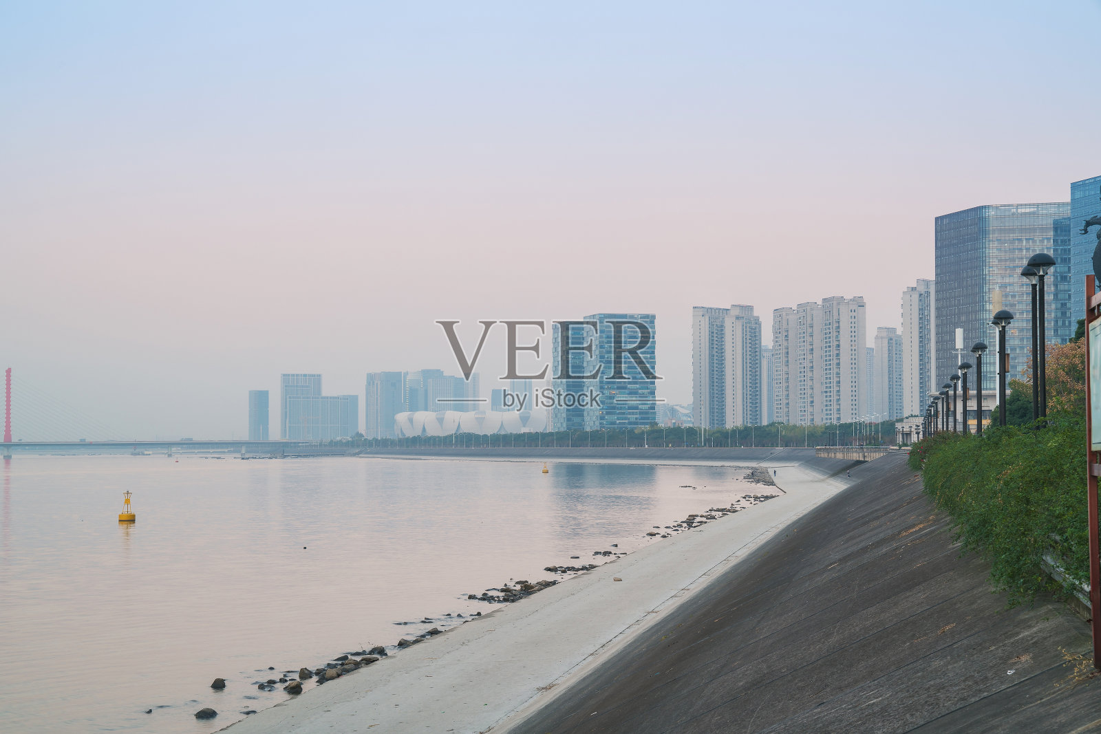 中国浙江省杭州市现代城市建筑和旅游景观的天际线照片摄影图片