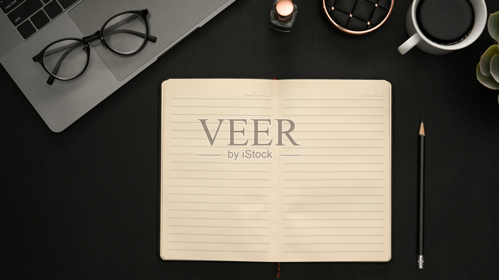 现代黑色办公桌与空白笔记本页输入文本照片摄影图片