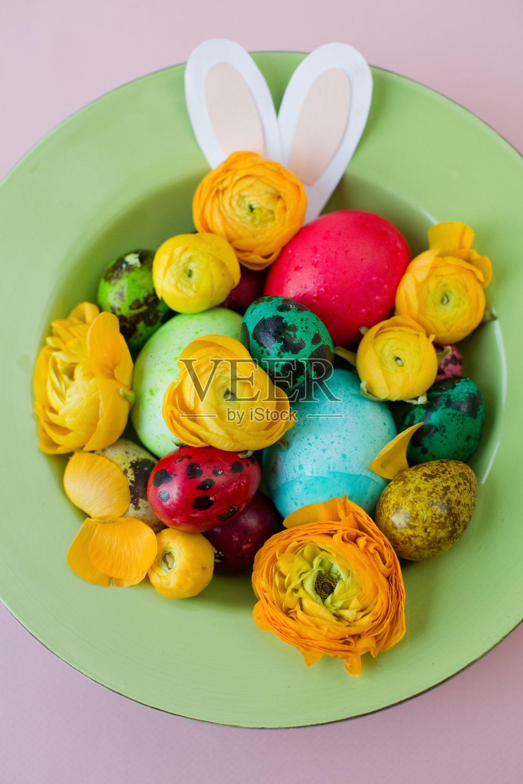 复活节彩蛋,粉红色背景上的花照片摄影图片