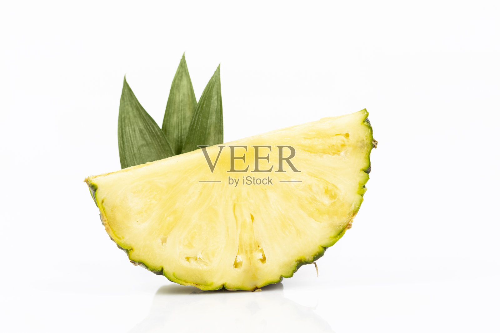 菠萝片孤立在白色背景上照片摄影图片