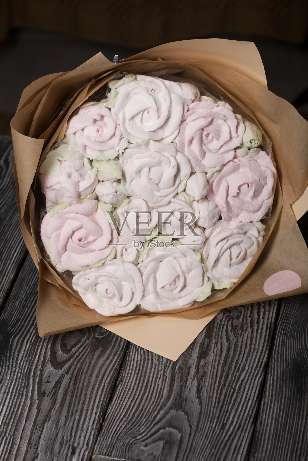 牛皮纸的芳香。棉花糖的花束。玫瑰从棉花糖。特写镜头。照片摄影图片
