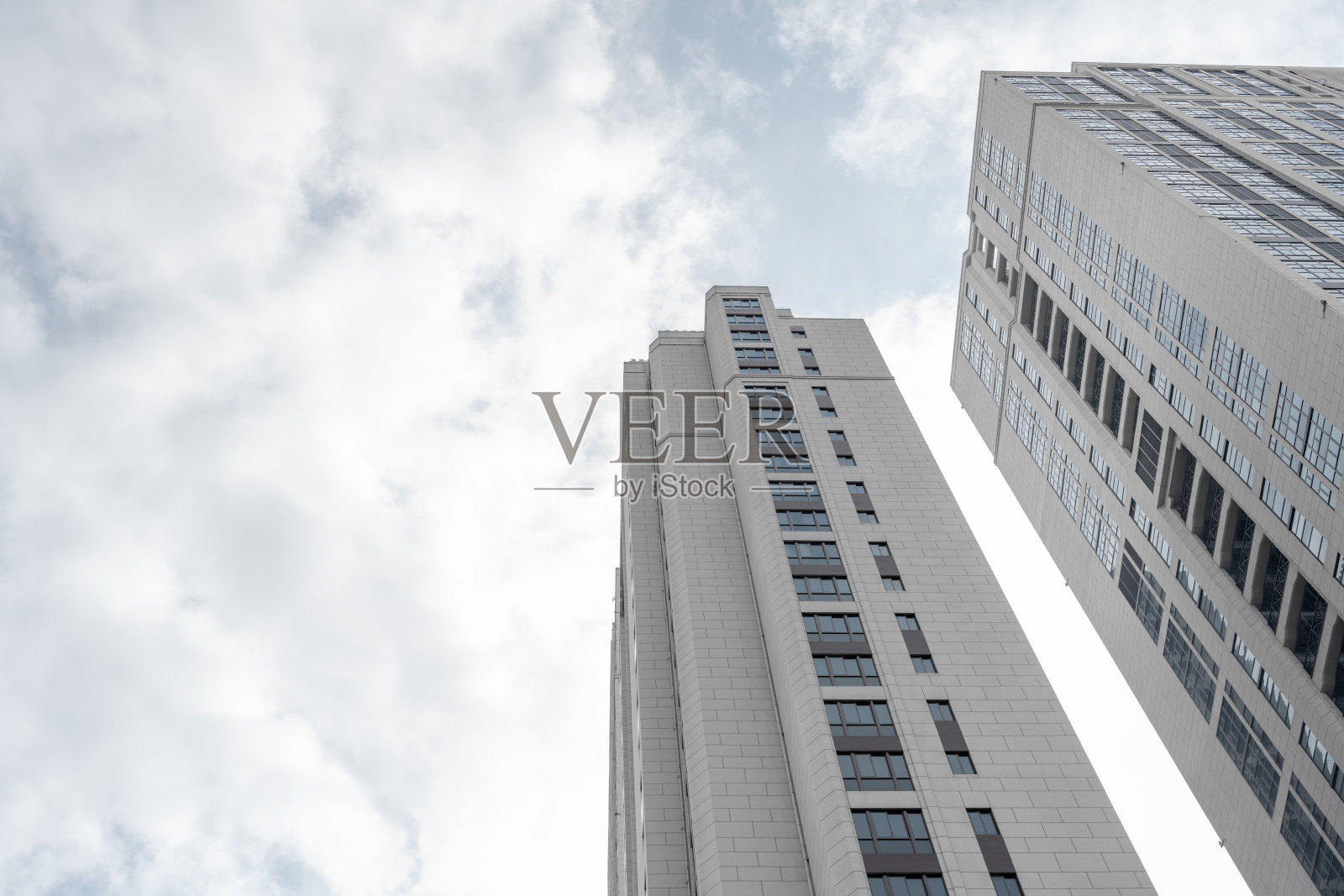 商业摩天大楼和天空景观。照片摄影图片