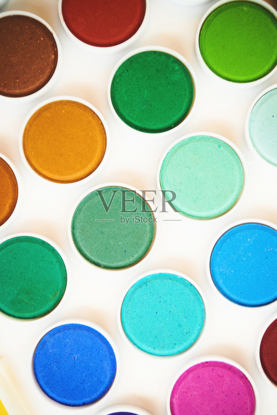 顶部视图的一个新的水彩颜料调色板与充满活力的彩色油漆照片摄影图片