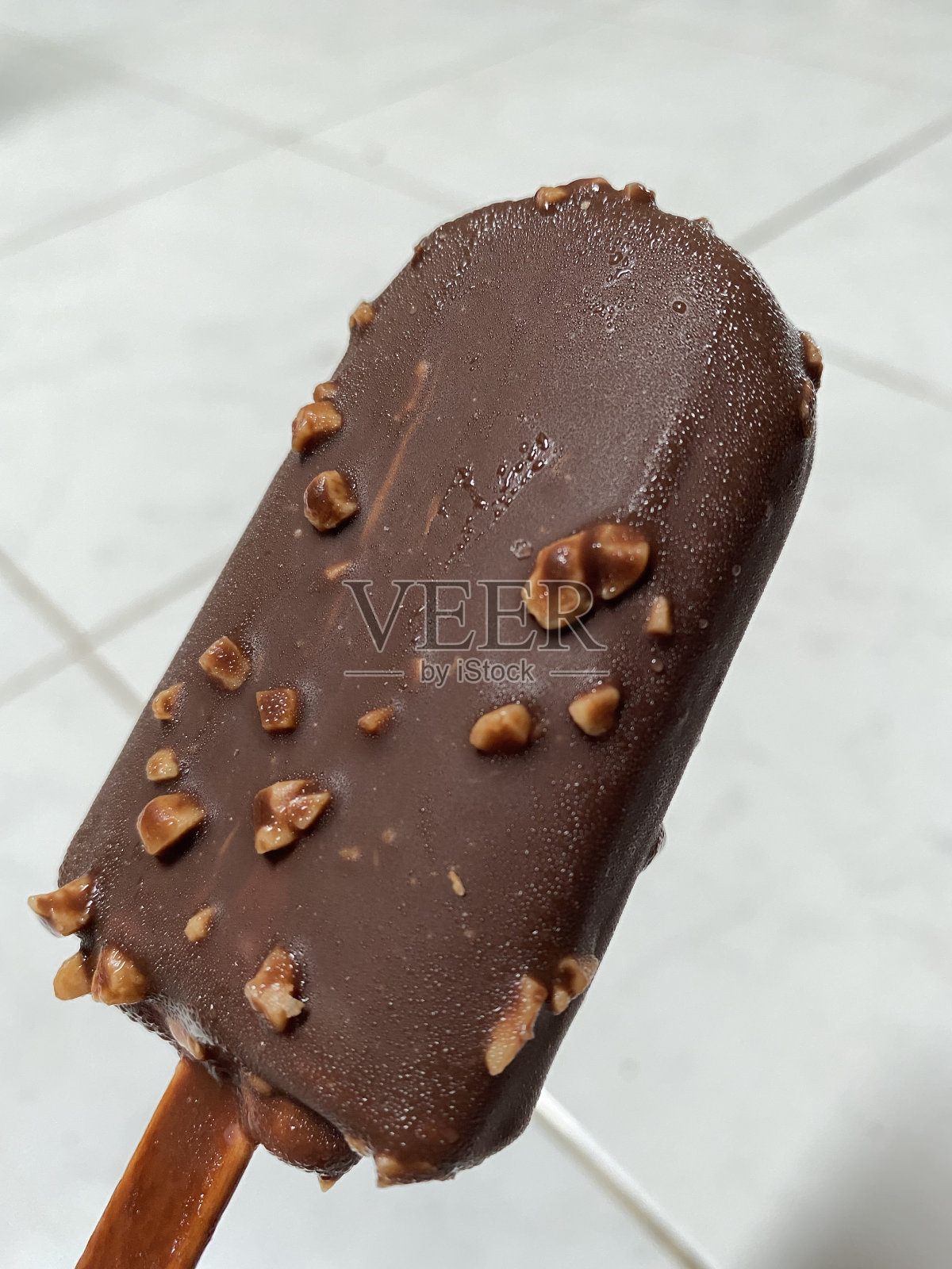 香草冰淇淋加巧克力和花生照片摄影图片