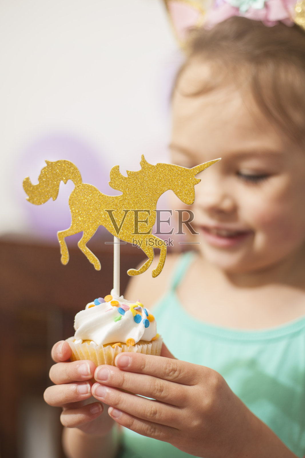 女儿用独角兽装饰庆祝生日照片摄影图片