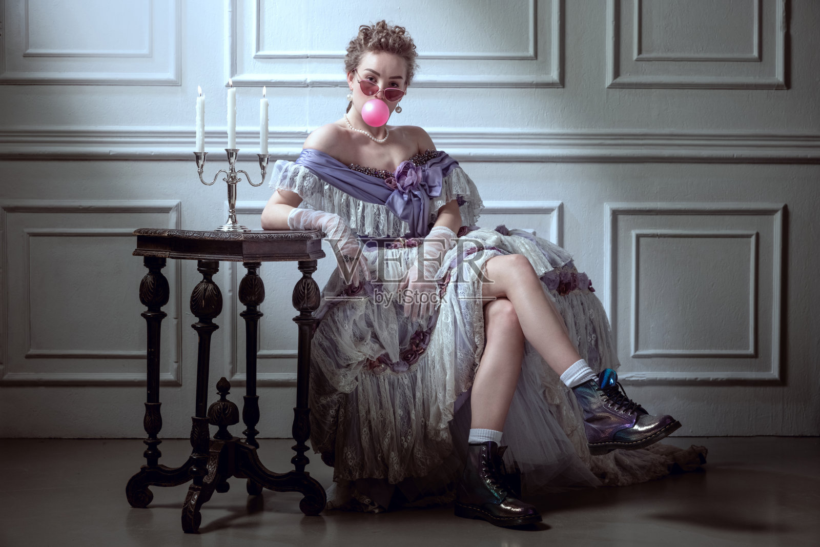 漫画肖像的年轻漂亮的女孩,可爱的公主,中世纪皇室的人在文艺复兴风格的服装孤立在黑暗的背景。时代的比较照片摄影图片