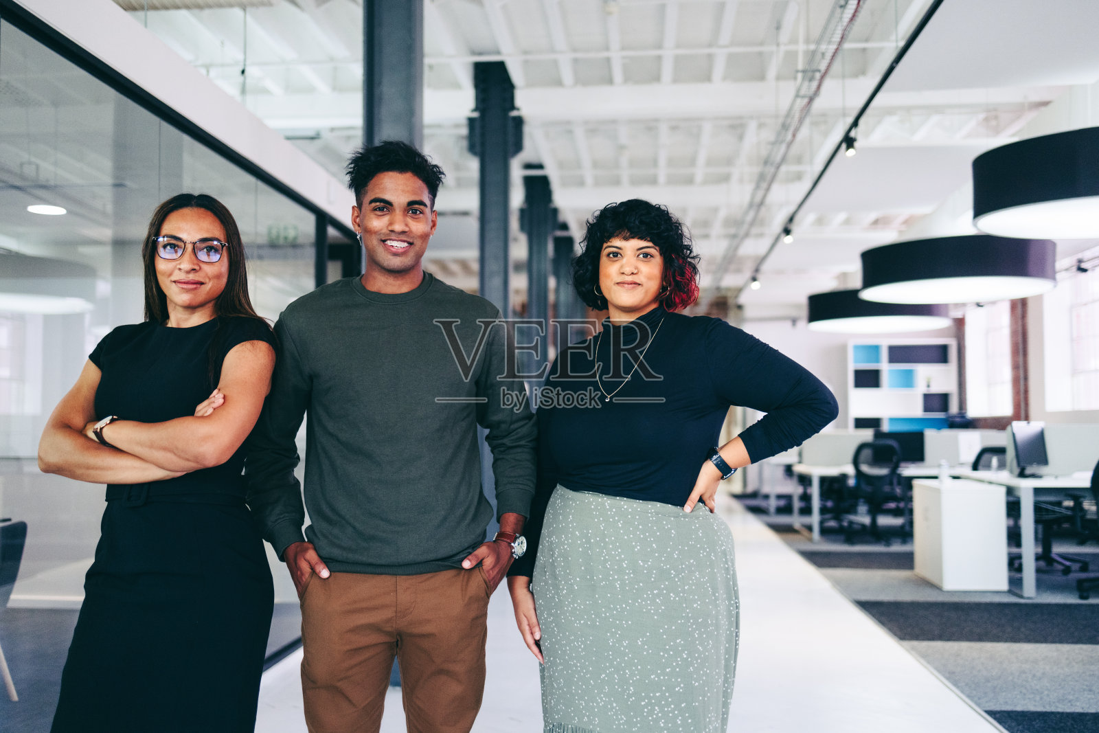 三个商人站在一间办公室里照片摄影图片