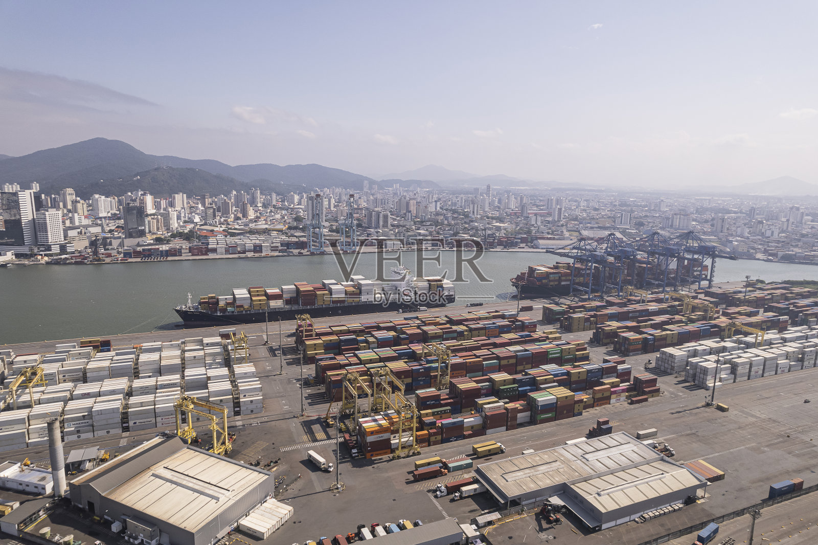 集装箱港口在海上货运码头。照片摄影图片