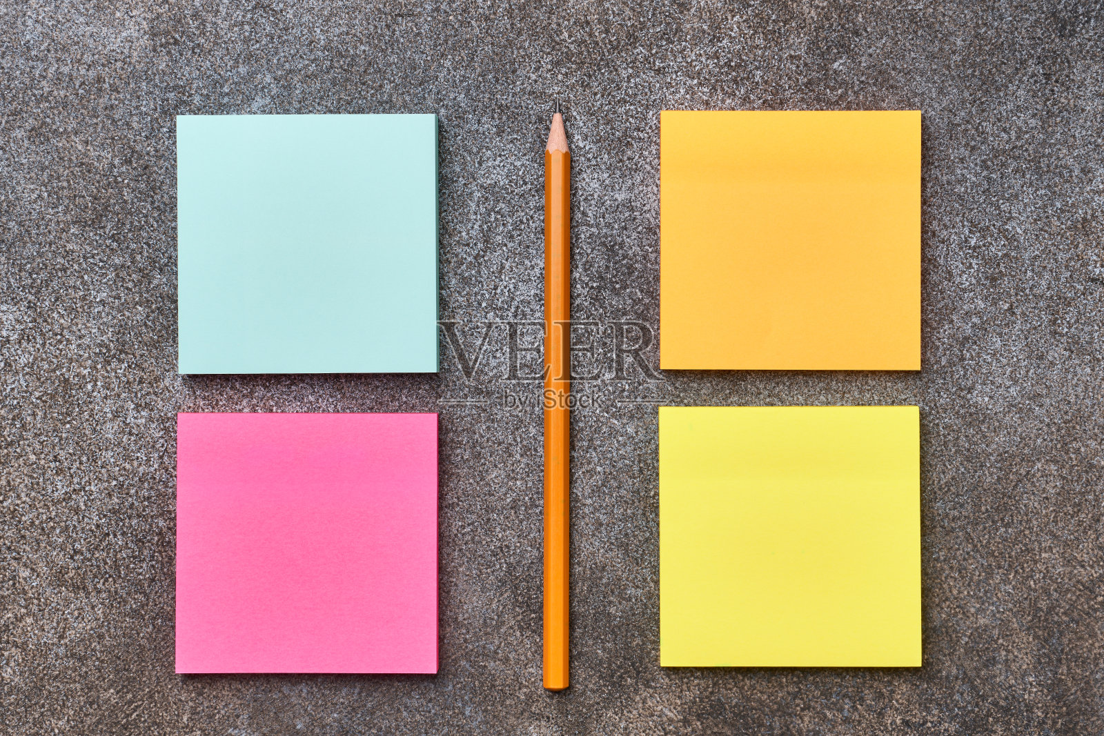 空白彩色的帖子,它的笔记和铅笔,平躺,关闭照片摄影图片
