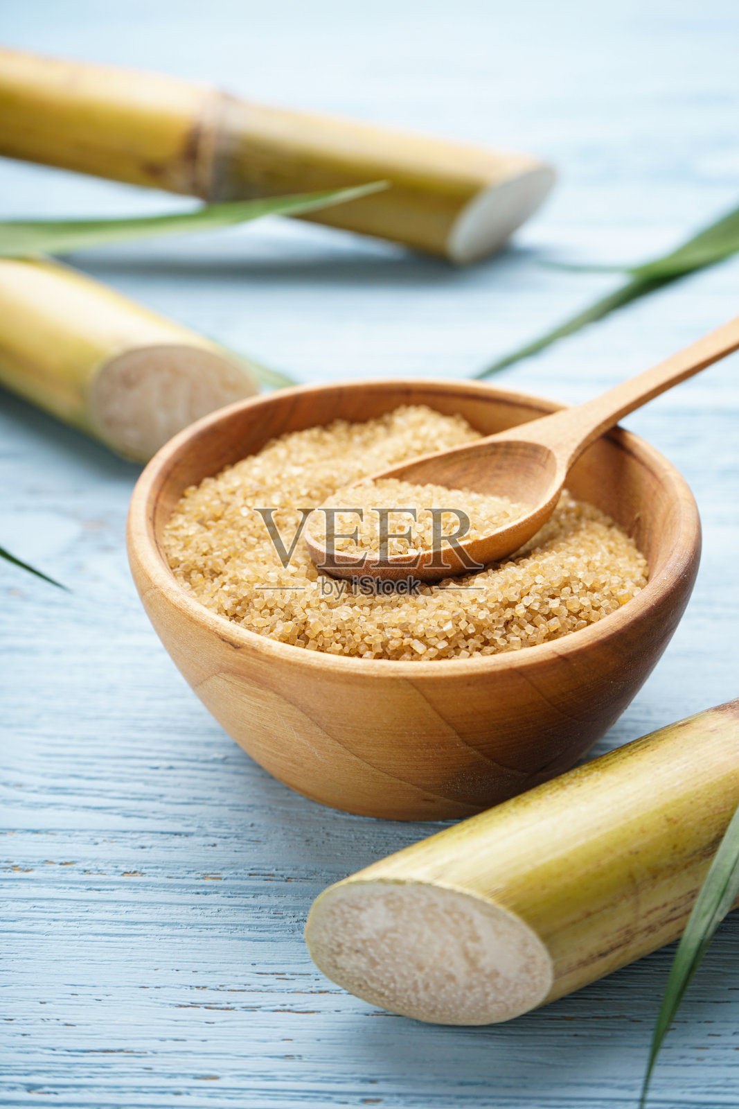 木质背景上的甘蔗和红糖。特写镜头。照片摄影图片