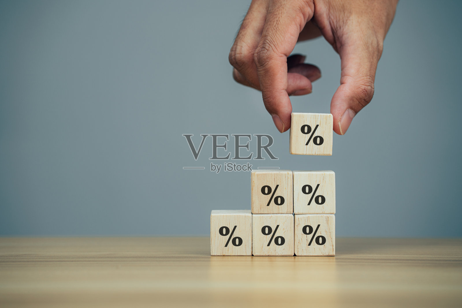 特写手把木块立方体与符号百分比照片摄影图片