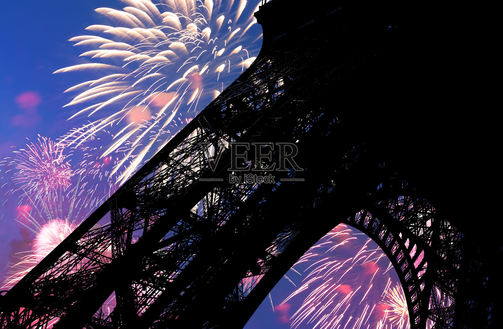 在法国巴黎埃菲尔铁塔上庆祝五彩缤纷的烟花照片摄影图片