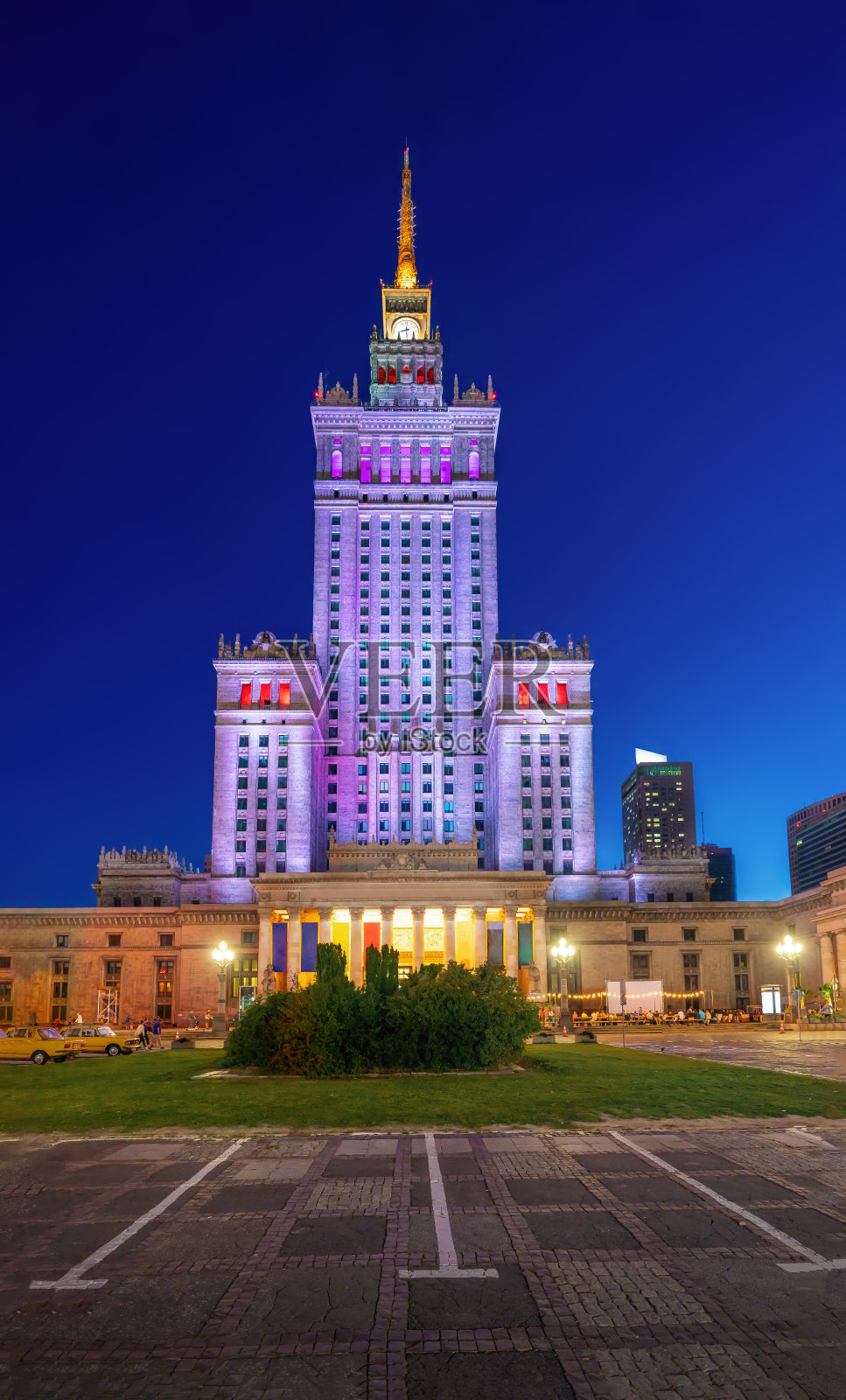 波兰华沙,夜晚的文化和科学宫殿照片摄影图片