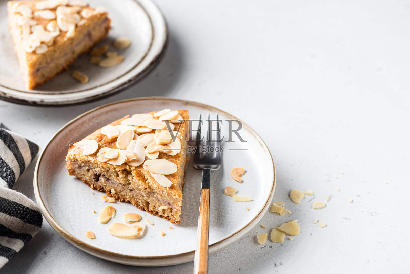 甜点盘上的一片杏仁蛋糕照片摄影图片