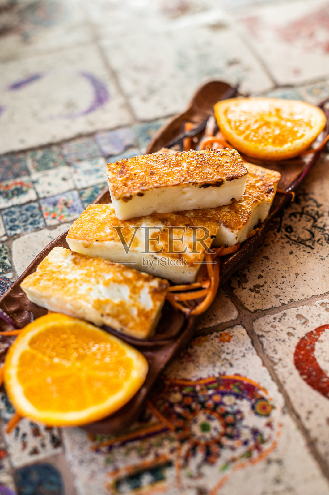 烤哈罗米奶酪与香草盘。俯视图照片摄影图片