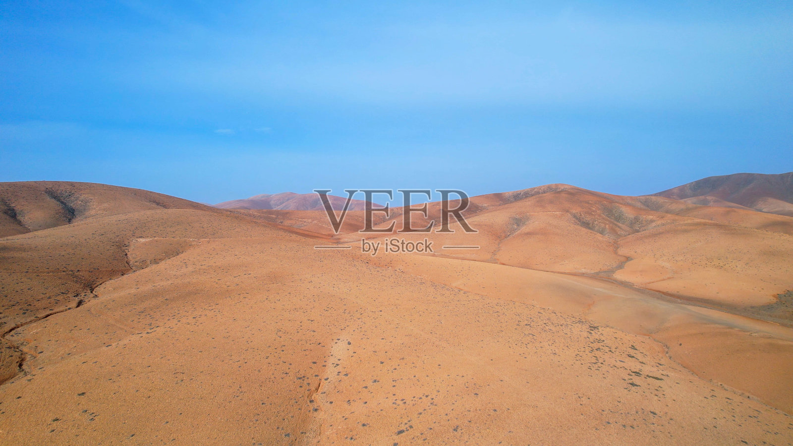 鸟瞰加那利群岛富埃特文图拉的干燥和沙漠红色山脉照片摄影图片