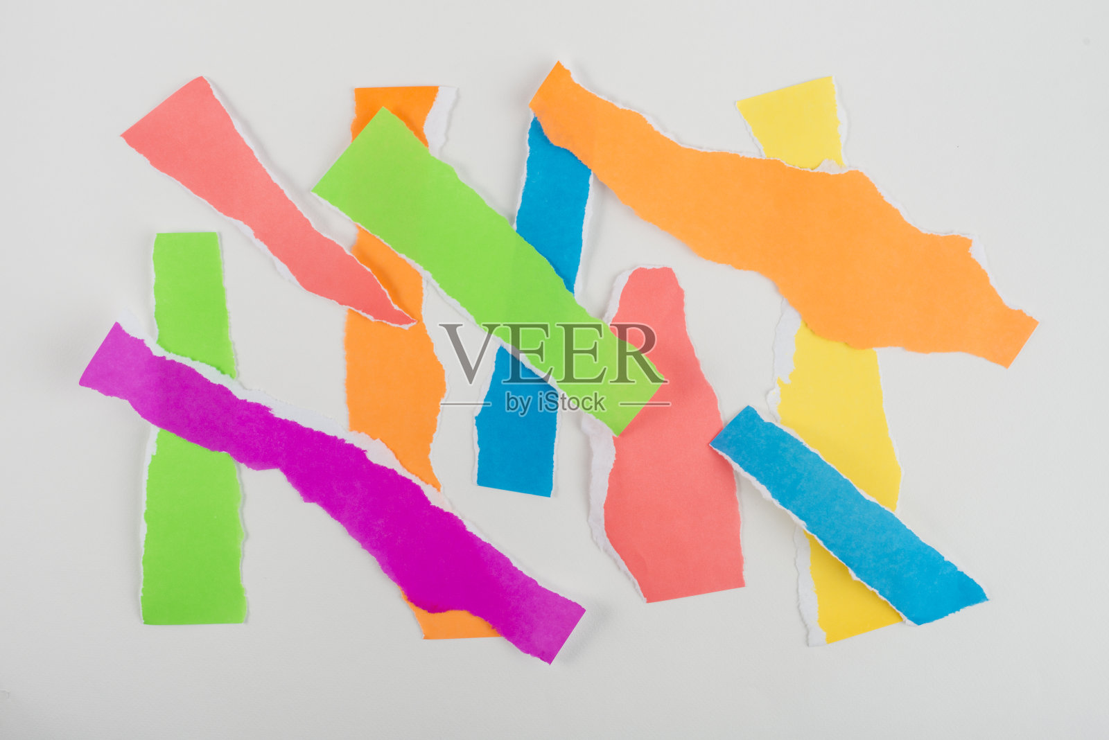 霓虹灯撕裂纸条孤立在白色背景上。照片摄影图片