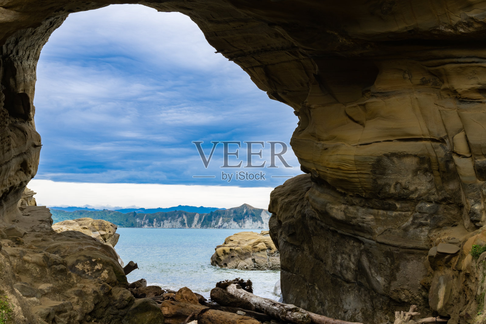 蓝水托拉加湾穿洞长城旅游景点和地标。照片摄影图片