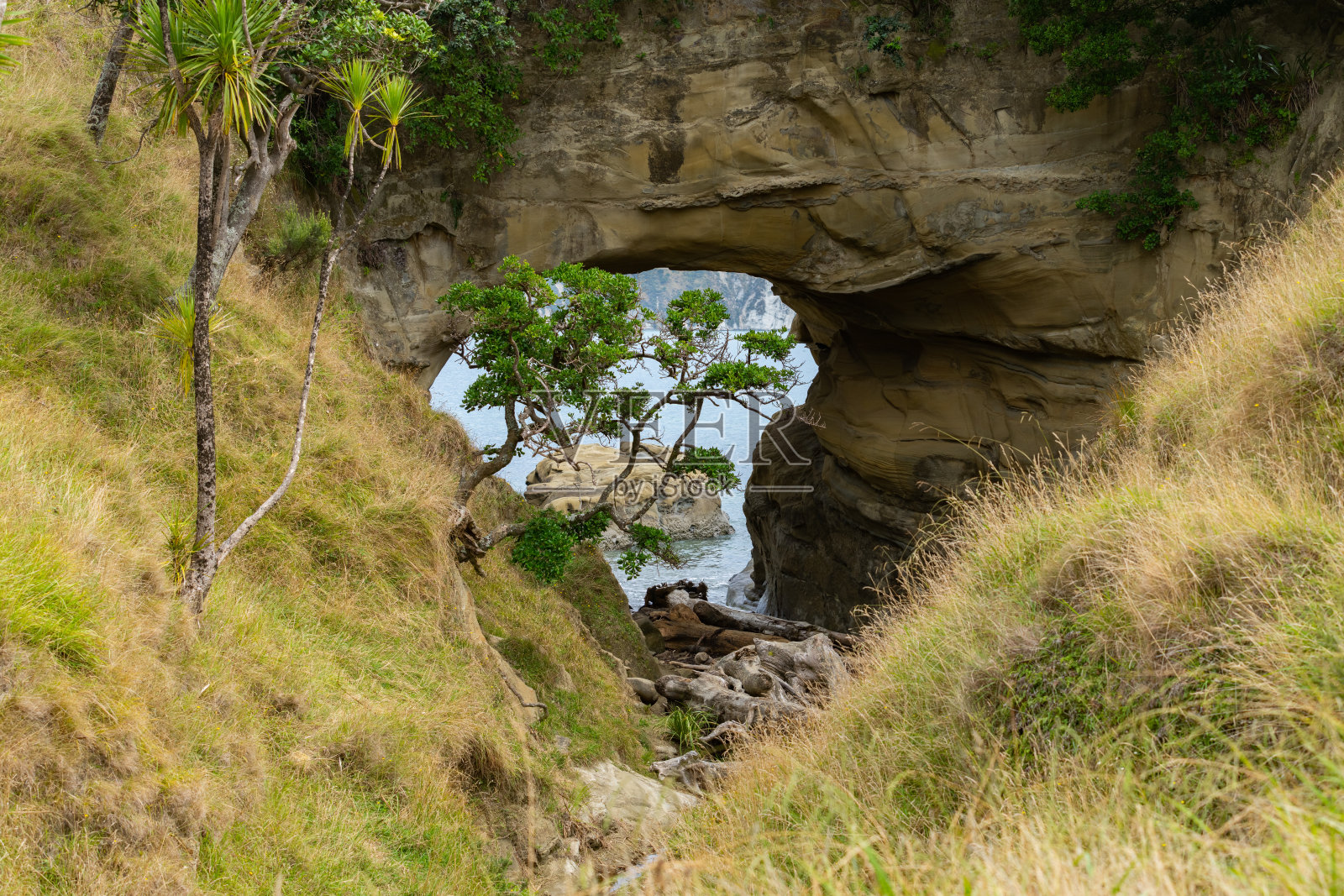 蓝水托拉加湾穿洞长城旅游景点和地标。照片摄影图片