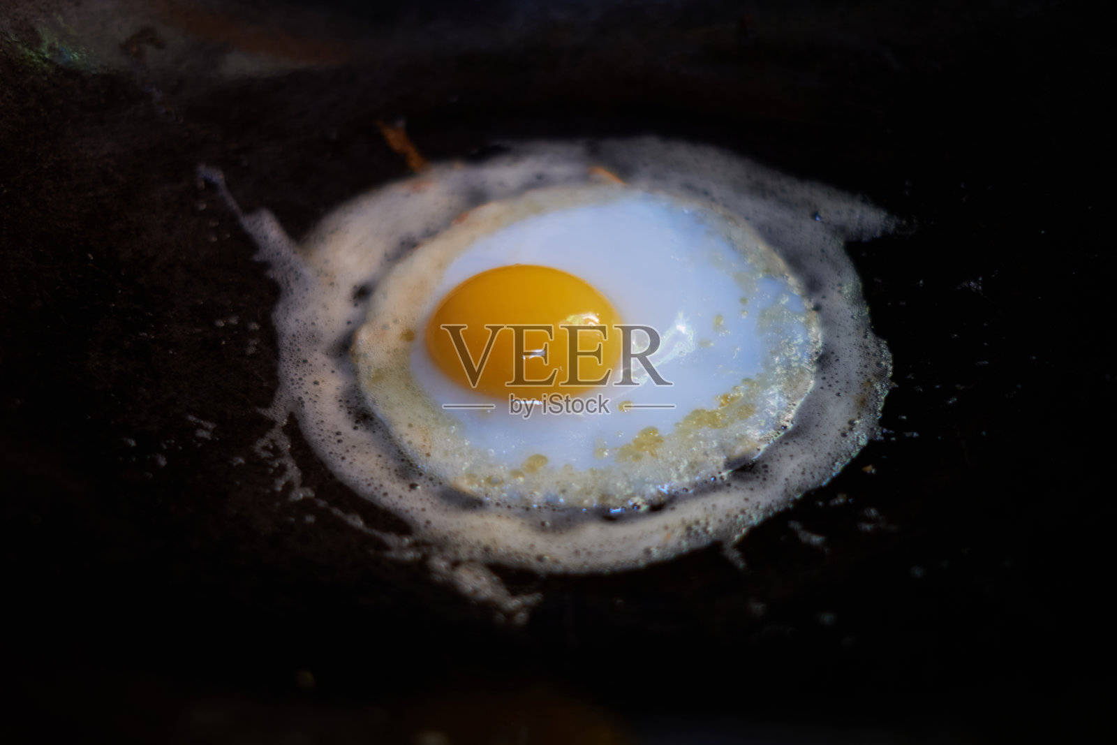 在平底锅里煎一个鸡蛋照片摄影图片