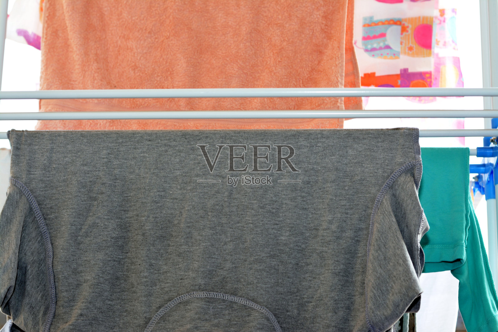 衣物和洗衣用塑料多层晾衣架晾衣架,洗衣和作业及卫生概念,衣物洗后烘干干净照片摄影图片