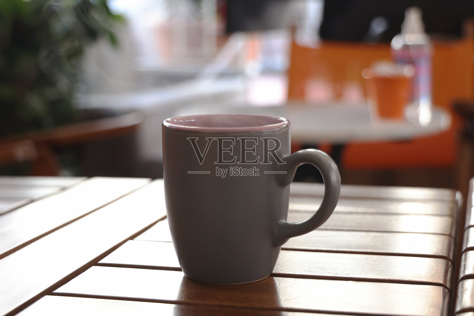 咖啡杯放在桌上照片摄影图片