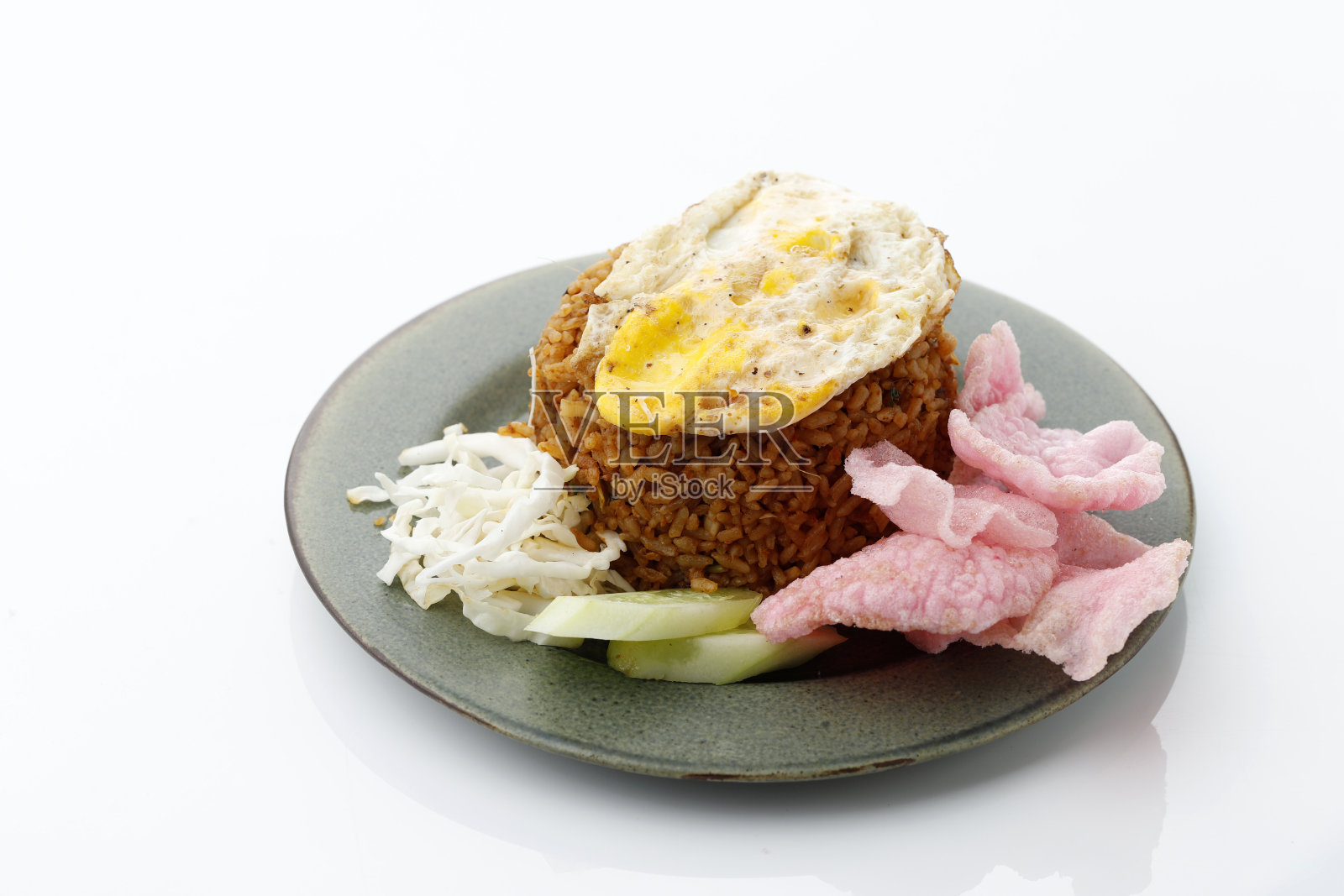 炒饭、炖牛肉炒饭、面煎蛋。照片摄影图片