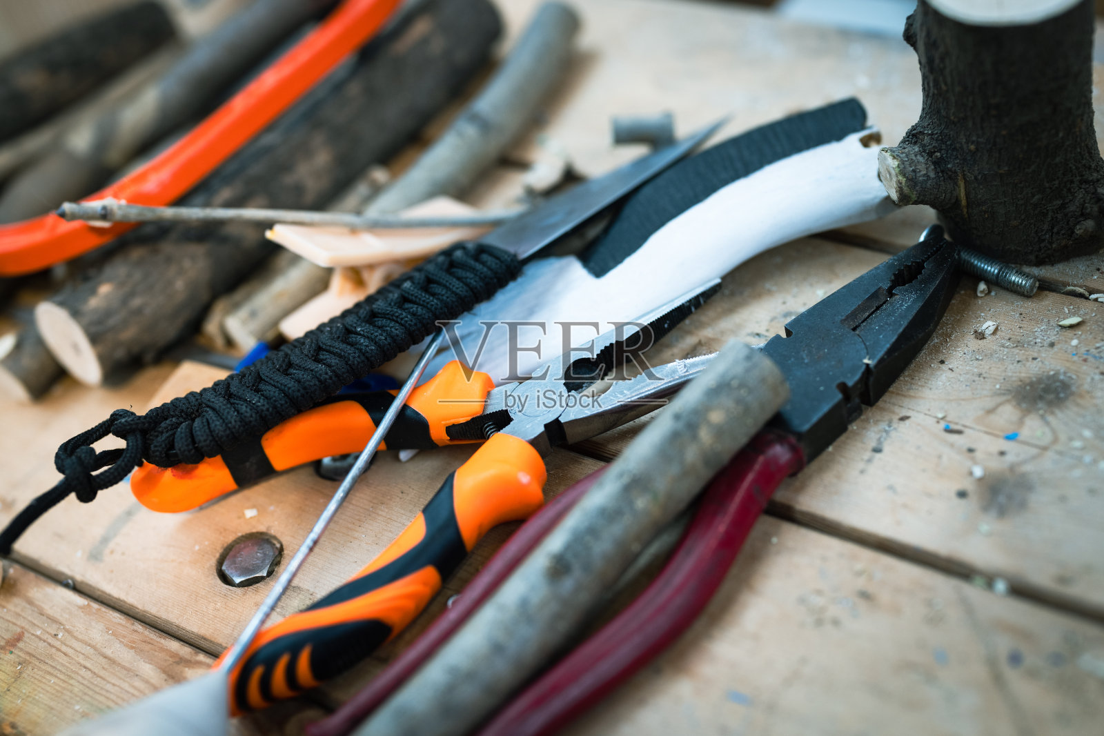 钳子和其他工具放在桌子上照片摄影图片