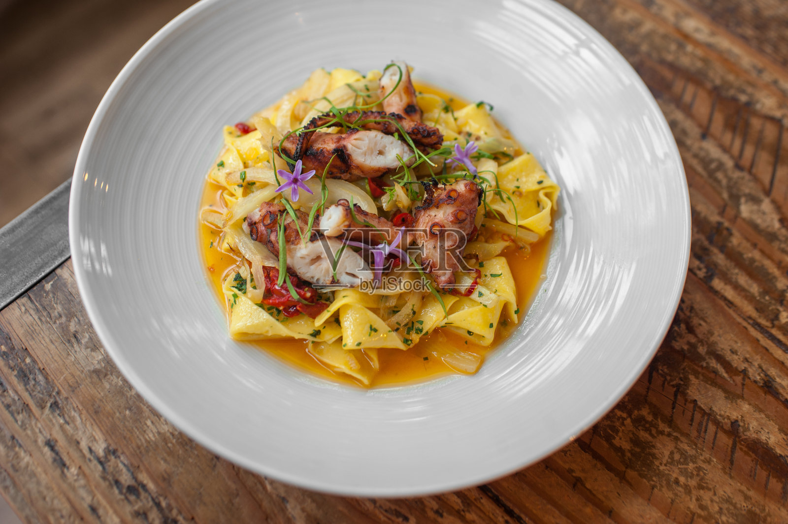 面条和章鱼照片摄影图片