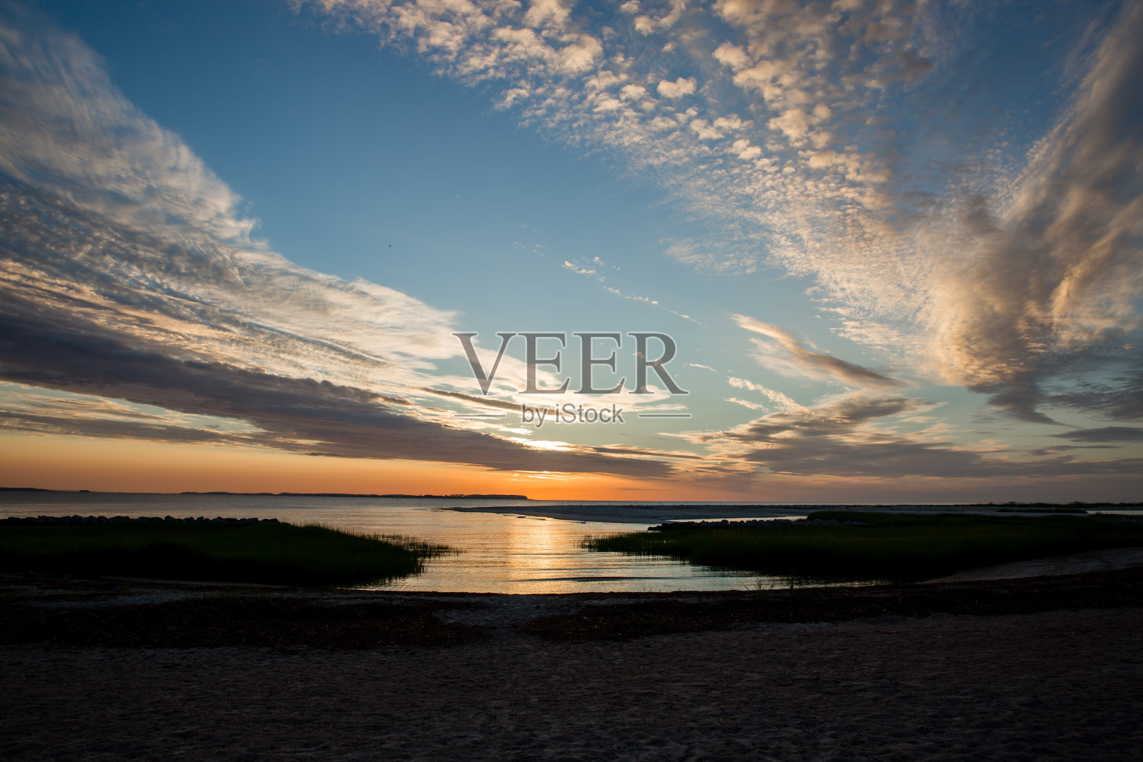 海湾日出有云照片摄影图片