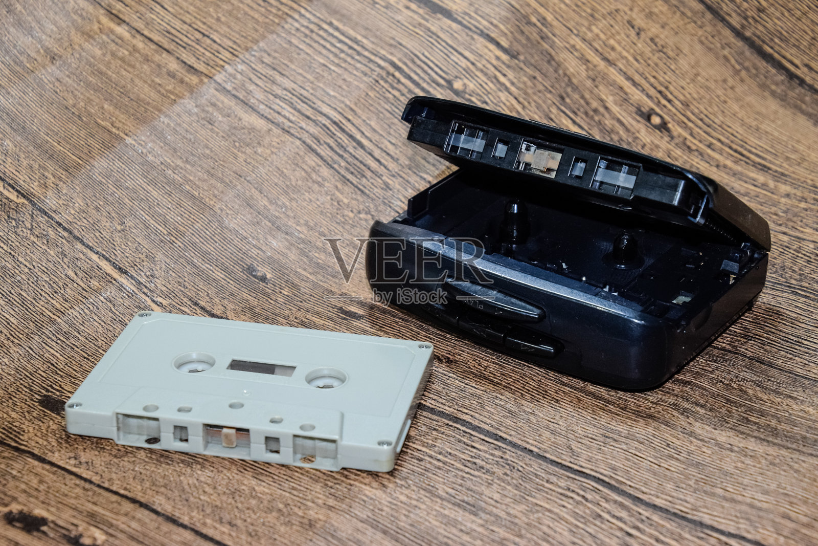 复古的磁带旁边的便携式播放器播放紧凑型磁带。照片摄影图片