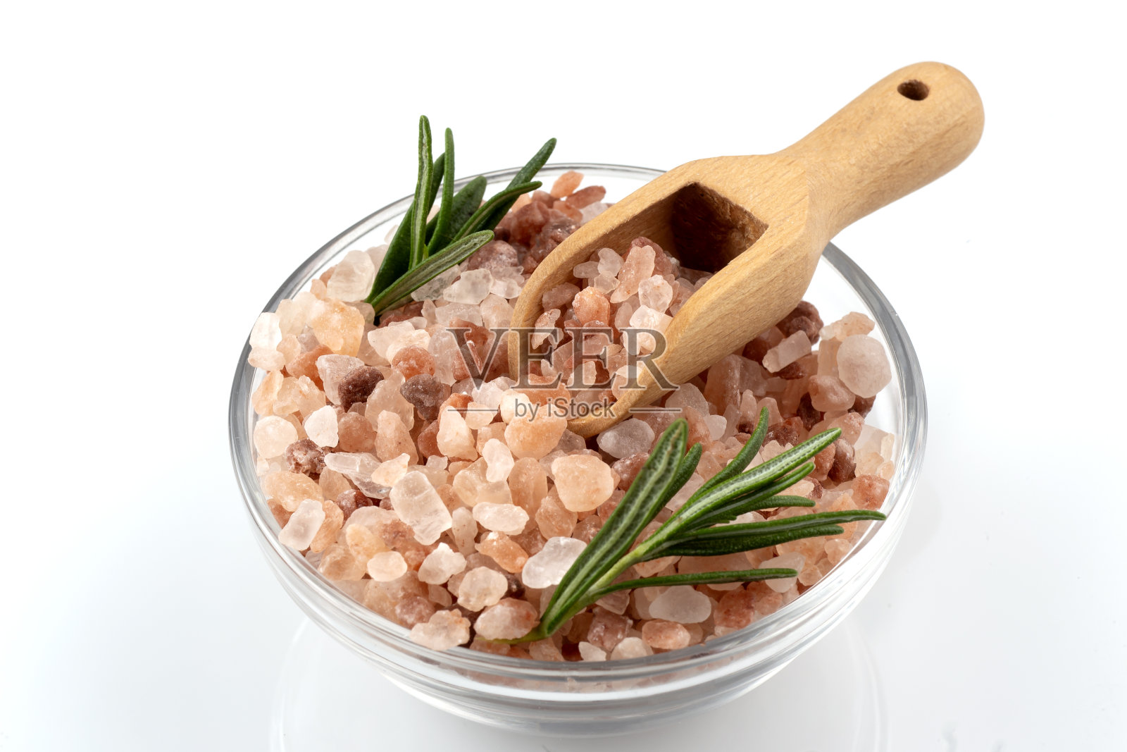 有机喜马拉雅盐碗,木勺和迷迭香白色背景照片摄影图片