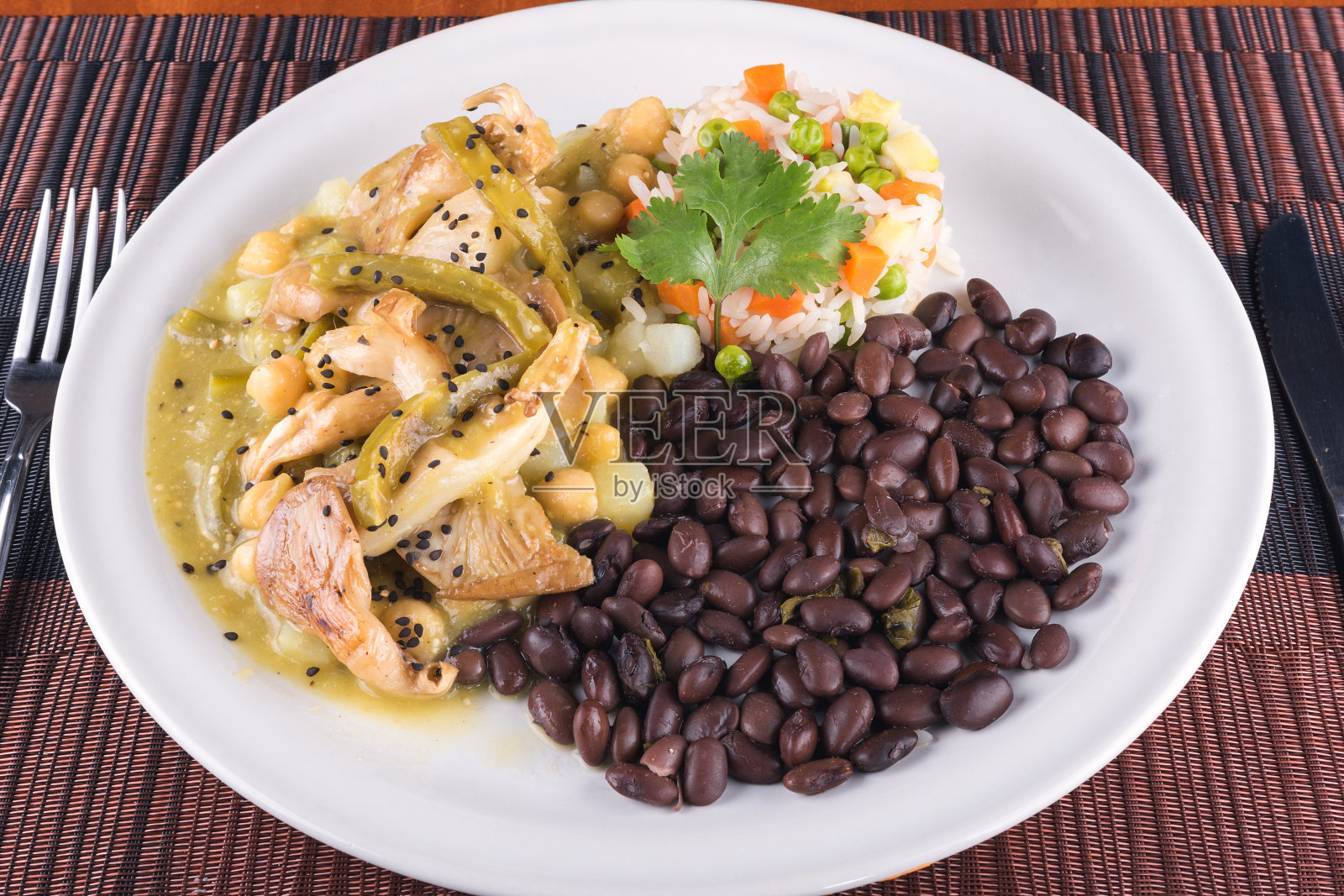 美味的素食,有蔬菜,玉米饼,胡萝卜,黄瓜,西红柿,健康的食物,无肉,籽丸子,西兰花照片摄影图片