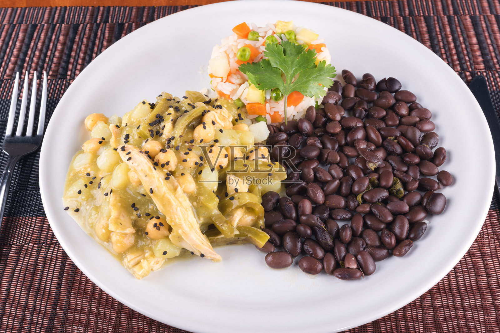 美味的素食,有蔬菜,玉米饼,胡萝卜,黄瓜,西红柿,健康的食物,无肉,籽丸子,西兰花照片摄影图片