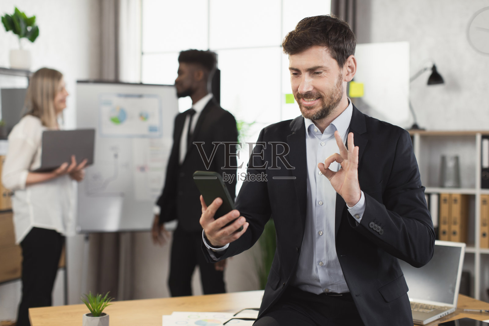 白人商人使用智能手机进行视频通话照片摄影图片