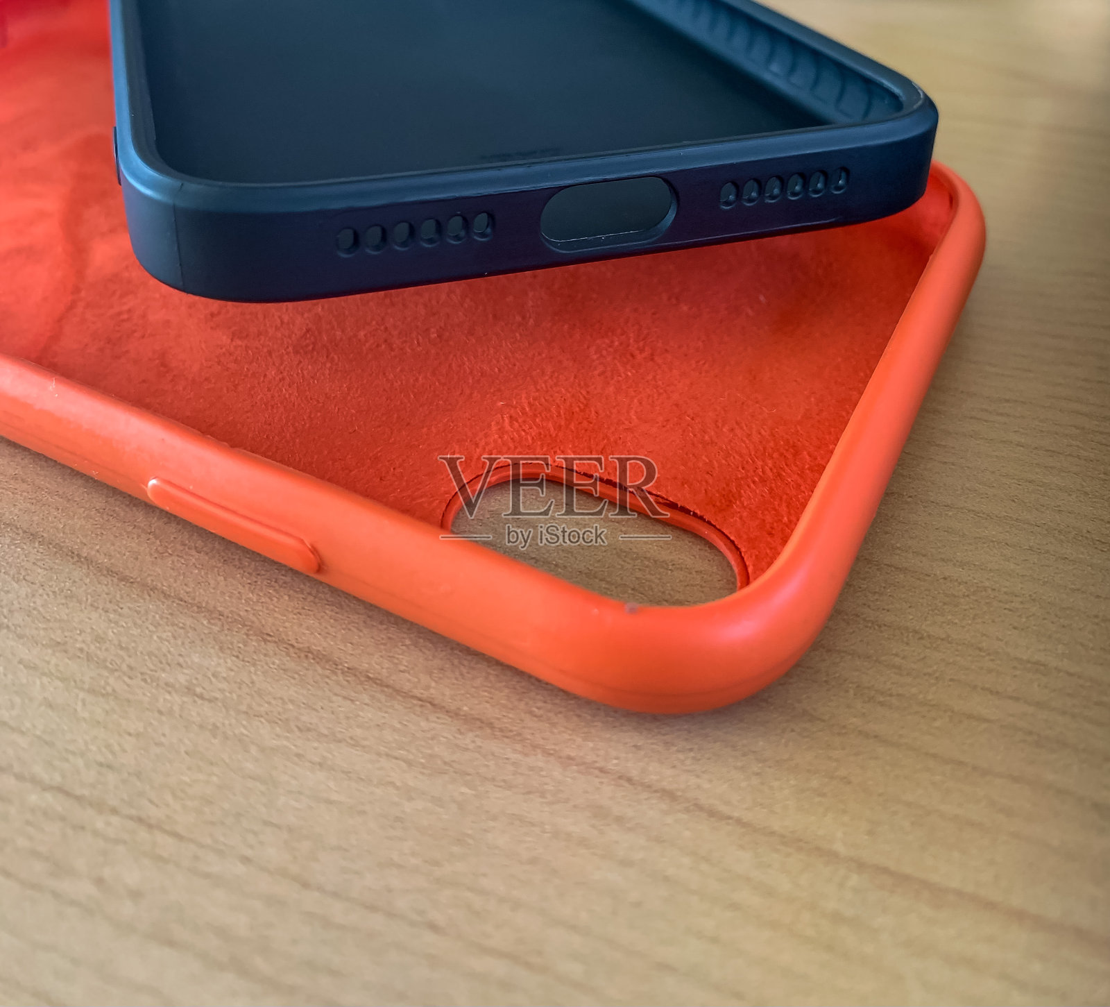 两个黑色和橙色的手机壳照片摄影图片