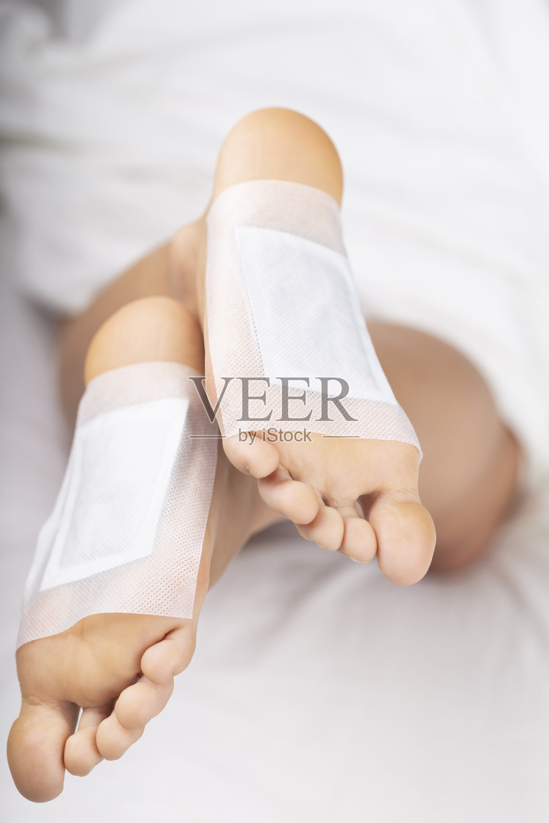 脚垫排毒天然草药。照片摄影图片