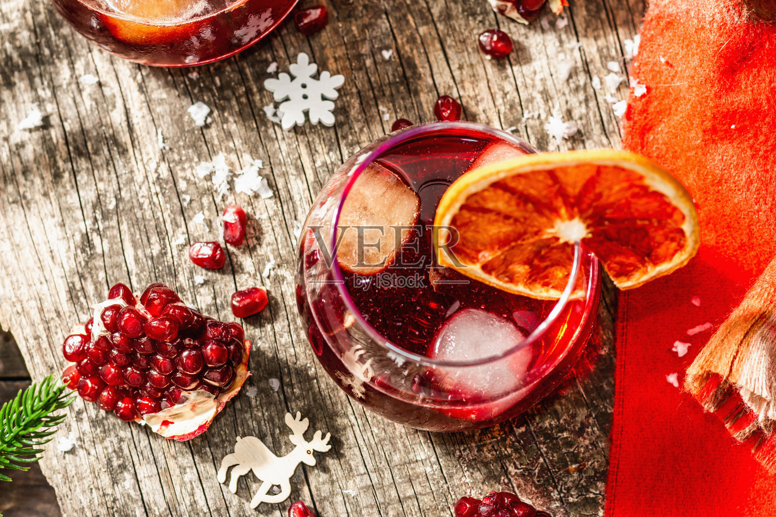 低酒精鸡尾酒配水果糖浆和冰。烟花,圣诞传统装饰,新年照片摄影图片