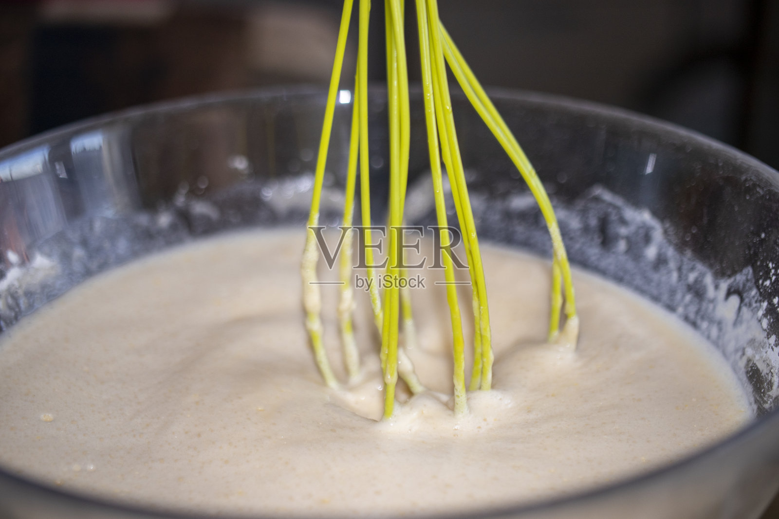 在碗里搅拌面团,特写镜头照片摄影图片