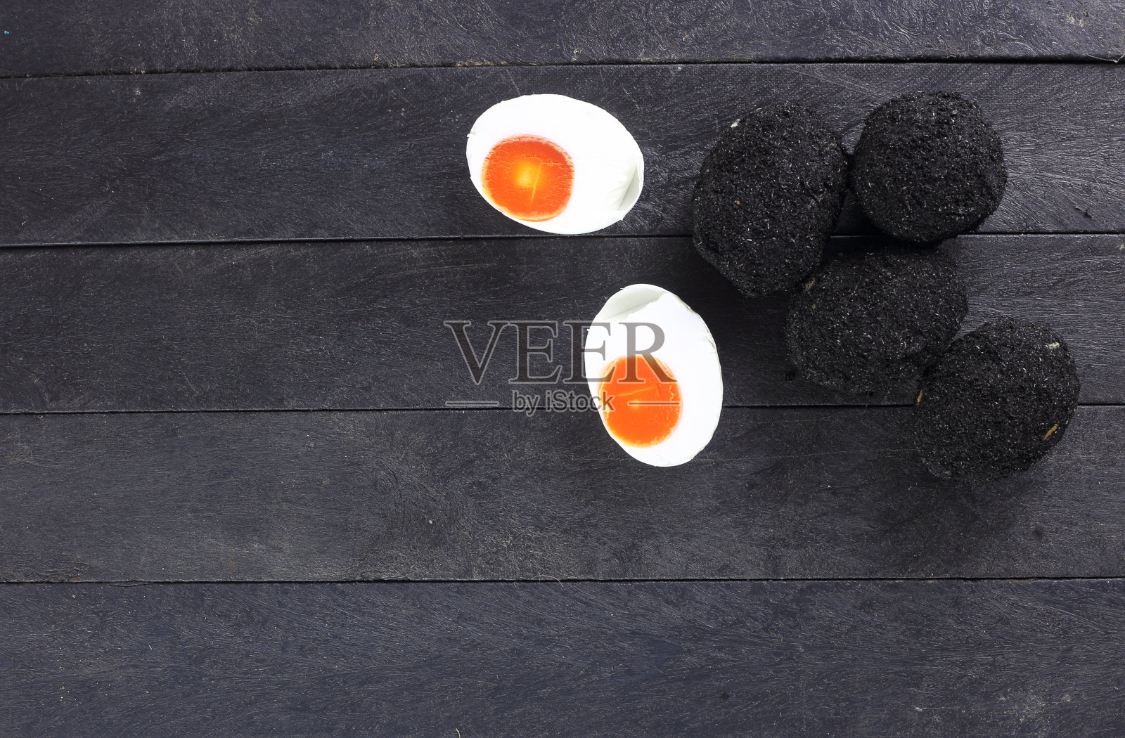 俯瞰咸蛋在黑色的桌子上照片摄影图片