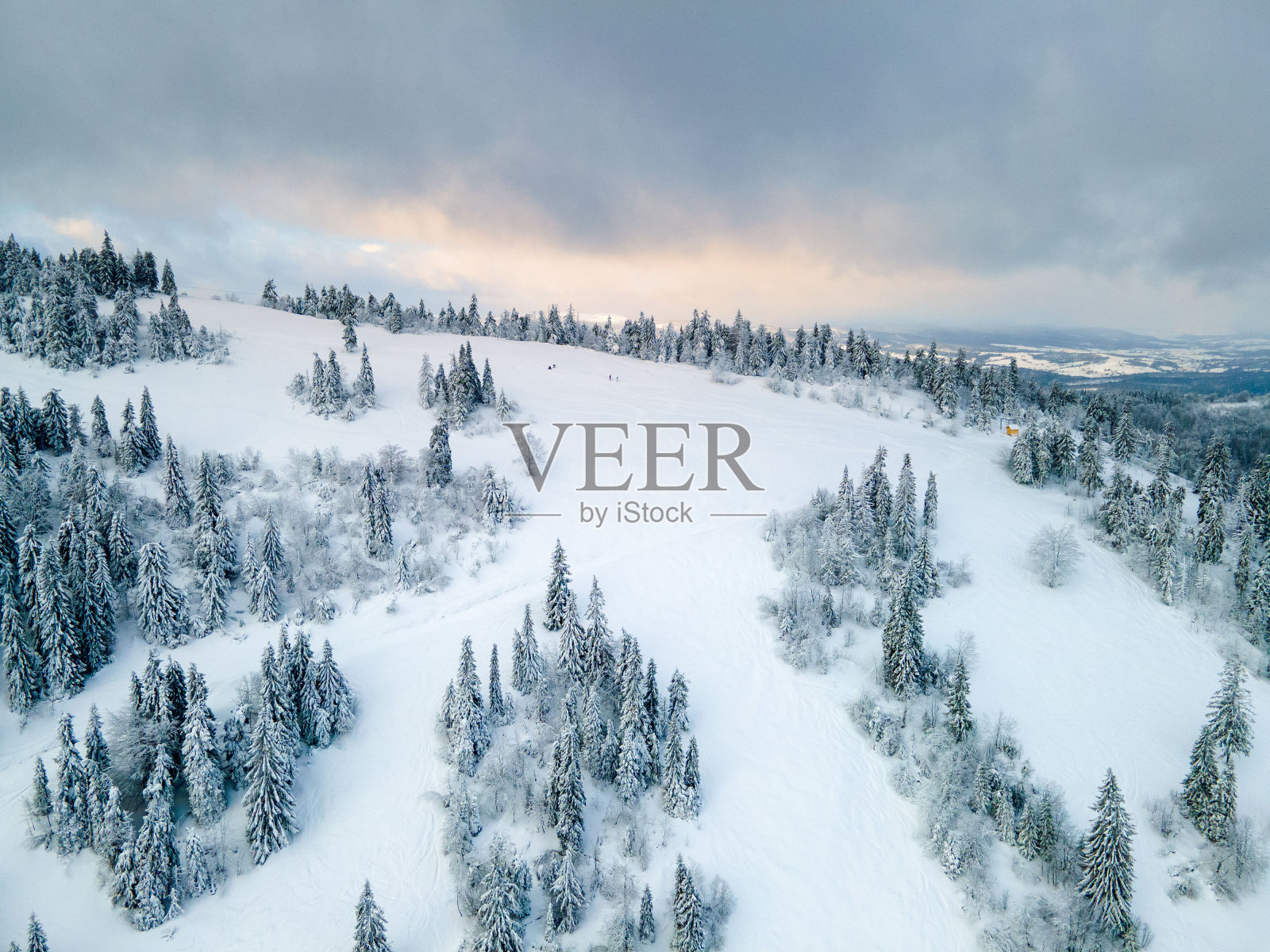 冬季喀尔巴阡山脉的鸟瞰图照片摄影图片